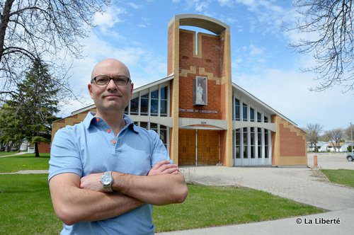 Richard Fréchette, devant l’église de Notre-Dame-de-l’Assomption, l’ancienne paroisse francophone de Transcona qui a fermé ses portes en 2016.