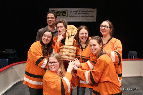 L’équipe Oh mon baleine accompagnée de son entraîneur Roger Durand (en haut à gauche). De gauche à droite : Solange Roy, Christian Jobin, Leanne Marchildon, Brianne Therrien Vielfaure, Kailey Carrière et Renée McMurray, la capitaine (en bas à gauche).