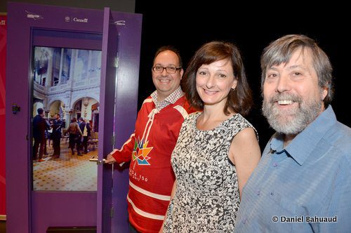 José François, ambassadeur de Canada 150, ouvre une « porte interactive » sur la ville de Québec. Il est accompagné de Carole Freynet-Gagné du Centre de la francophonie des Amériques et de Louis Paquin, le producteur exécutif de Constellation francophone.