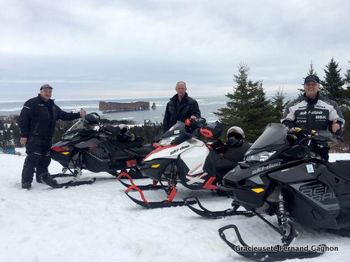 Fernand Gagnon, Michel Sabourin et leur ami Sylvain Baudré, qui les a rejoints au Québec. Les trois compères ont sorti le champagne pour célébrer leur arrivée en motoneige à Percé, après quinze jours passés sur les pistes.