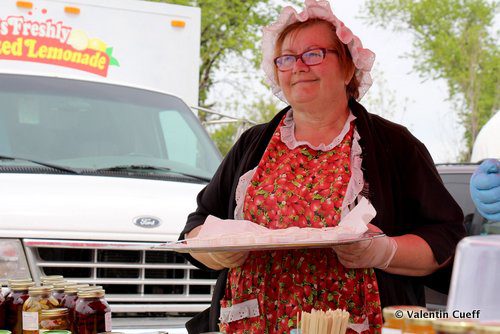 Betty Jagodnik célébrait sa 12e année sur le marché de Saint-Norbert. Sur son stand, une flopée de pots de confiture et de conserves concoctées par ses soins. Elle propose aux passants d’en goûter.