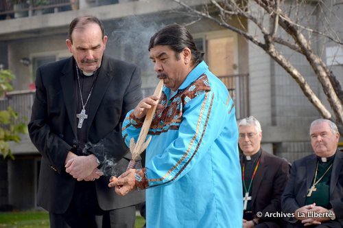 Ce n’est pas la première fois que l’archévêque de Saint-Boniface préconise la réconciliation de l’Église et des Autochtones. Le 25 octobre 2016, Mgr LeGatt et Paul Guimond, aîné de la Première Nation de Sagkeeng, avaient participé à une cérémonie du calumet de la paix tenue à l’archevêché.
