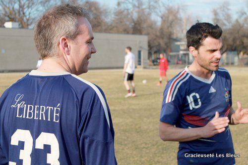 Patrick Rey et Emmanuel Pérez, membres de l’équipe de soccer Les Bleus, ont déjà rejoint le terrain.