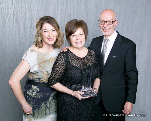 Lisa, Anita et Allan Malbranck, ont reçu le prix d’« Ambassadeur de l’année dans le commerce de détail indépendant » par le Conseil canadien du commerce de détail pour leur bijouterie Diamond Gallery.