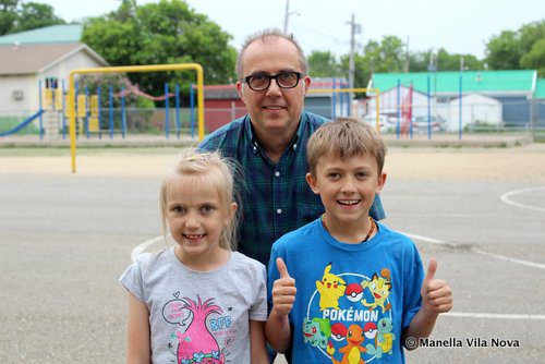 Jérôme Marchildon avec ses enfants Charlotte, en 2e année, et Henri, en 3e année dans la cour de l’École Provencher.