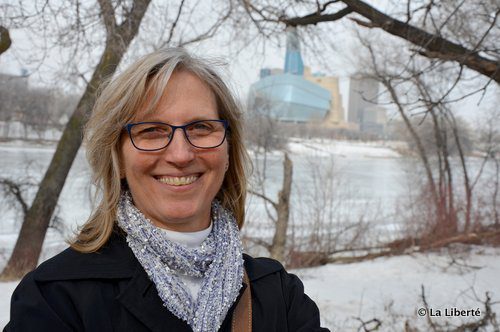 Cheryl Oakden, à l’endroit où sera construite la galerie d’observation de la Promenade Taché : « Le sentier sera sur la plus grande partie du trajet à l’épreuve des inondations. Seule la section derrière l’Hôpital Saint-Boniface passe parfois sous l’eau. C’est un élément du circuit qu’il faudra améliorer, à long terme. »