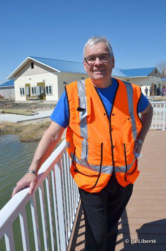 Roger Perron, sur le quai du futur centre de réhabilitation animale Wildlife Haven à Île-des-Chênes, dont l’ouverture est prévue pour l’automne.