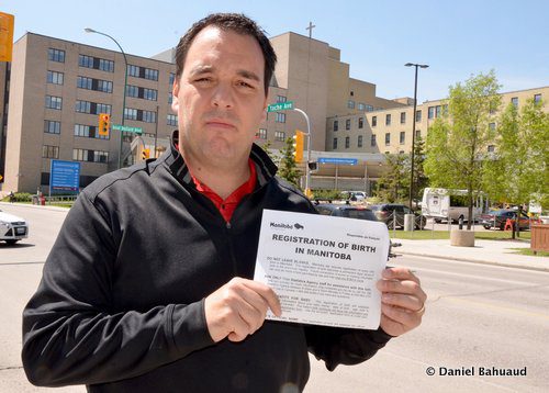 L a naissance de la petite Aubrie Tétrault aura secoué l’Hôpital Saint-Boniface. En effet, Robert Tétrault (ici sur la photo) a fait part de sa frustration à l’administration de l’établissement lorsqu’il a reçu un formulaire unilingue anglais pour enregistrer la naissance de sa fille. Le père de famille a tenu à établir le premier lien entre sa fille et la Province dans la langue qu’il a dans les tripes. Robert Tétrault ne se définit pas comme un Georges Forest, ni même un activiste, mais il a obtenu gain de cause. Il a pu enregistrer sa fille avec un ancien formulaire bilingue et a réussi à rendre l’Hôpital de Saint-Boniface encore plus vigilant en ce qui concerne l’offre active en français. Une simple négligence du département qui s’occupe des commandes mais qui rappelle à l’administration entière que les francophones tiennent à vivre dans leur langue.