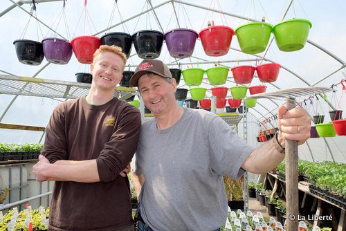 Colin Rémillard et son père, Denis Rémillard, dans la serre où le père fait germer des plants destinés à la vente aux Jardins St-Léon.