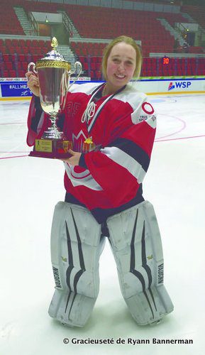 Ryann Bannerman tient fièrement le trophée du Président, que l'équipe canadienne a mérité en gagnant le championnat du monde de ringuette de 21 ans et moins en Finlande en début d'année.