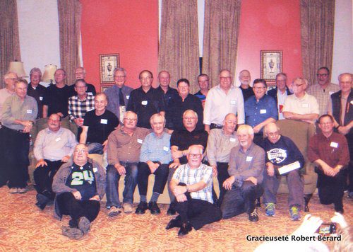 Assis de gauche à droite : Paul Gilmore, Roger Baril (de Calgary), Gilles Desrosiers, Camille Légaré (l’ancien prof), Gilbert Desrosiers, Roger Bouvier, Gilbert Ayotte, René Asselin, Denis Lavoie, René Robidoux. Debout : Caron Hophner (de Regina), Marcel Mayer, Denis Empson (de Willow Bunch), Raymond Clément, Philippe Beaulieu (chemise carottée), Gregory Warbanski (de Halifax), Gérald Valois (assis), Pierre Beaudoin, Robert Bérard, Marcel Fraser (de Regina), René Lussier, Guy Sabourin, Robert Carrière (chemise claire), Guy Douville, Donald Lussier, Germain Simard, Claude Goulet, Joe Muller, Louis Beaudin (résident du Manoir de la Cathédrale). Cinq finissants de 1966 sont décédés : Maurice Fortier, Gérald Turenne, Denis Bazin, Gilbert D’Auteuil, Léon Nadeau.