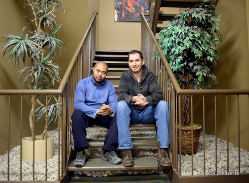 Mohamed (à gauche) et Mehdi ont découvert, à l’Université de Saint-Boniface, qu’ils partageaient un même nom de famille, Madani. Depuis les deux amis ne se sont plus quittés.