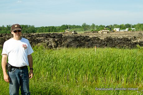 Louis Allain contemple la construction d’une des nouvelles digues à Saint-Laurent.