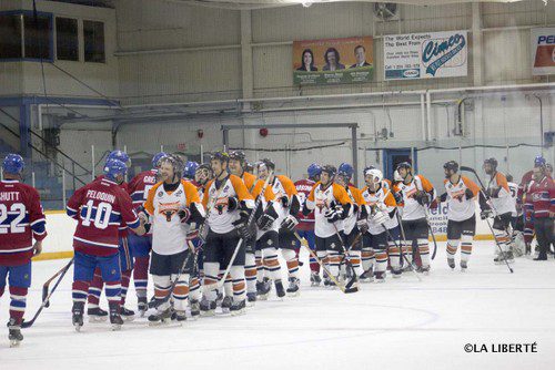 Esprit sportif : les Renards du Centre scolaire Léo-Rémillard et les Anciens Canadiens de Montréal se serrent la main, après leur match.