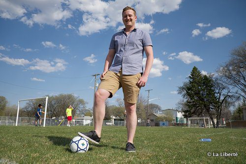 Nicolas Audette est le directeur général du DAS. Il est ici debout sur les terrains de soccer de l’École Taché, l’un des nouveaux lieux du soccer franco-FUN. « Ils ont construit les terrains à Taché cette année, et on s’est dit que c’était une belle opportunité pour les utiliser. Si personne ne se sert d’un terrain de soccer, c’est juste du gazon! ».