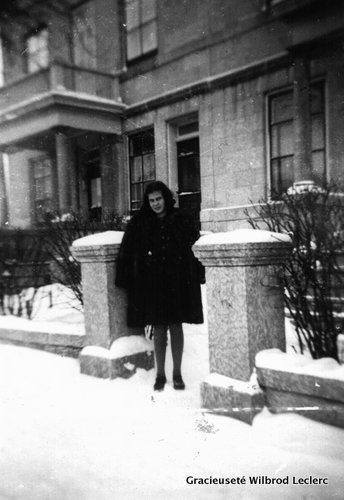 Lyette Leclerc (aujourd’hui Lyette Augert), vers le début des années 1940, alors qu’elle habitait l’historique immeuble Gauthier, situé au 554 rue Des Meurons.