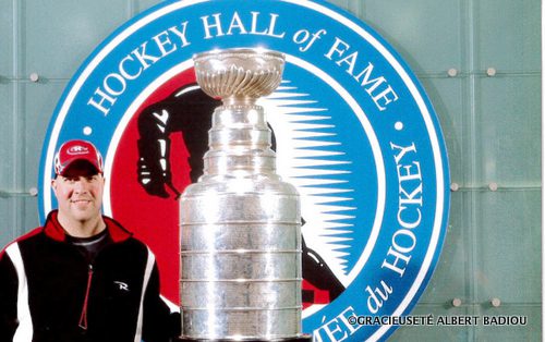 Albert Badiou, en photo avec la Coupe Stanley, lors d’une visite au Temple de la renommée du hockey, à Toronto.
