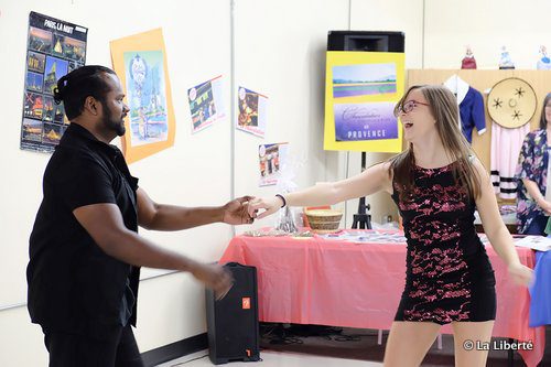 Une partie du Tour de France organisé par l’Union nationale française consistait à sensibiliser les partipantes et participants à une danse franco-espagnole, la merengue. Jedi Baker et Angélique Dauriac l’ont essayée.