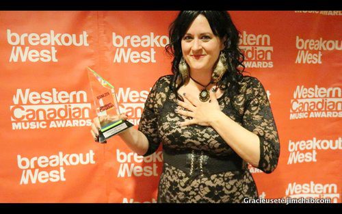 Jocelyne Baribeau, émue, arbore fièrement son prix d’artiste franco phone de l’année aux Western Canadian Music Awards.