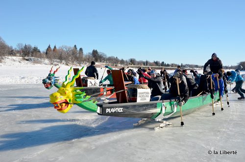 Des équipes du Centre du kayak et du canot du Manitoba ont rodé leurs nouveaux bateaux- dragons, le 18 février, en prévision du Festival de bateaux-dragons sur glace du 25 février. Au moment d’écrire ces lignes, l’évènement de la Manitoba Paddling Association était toujours au programme.