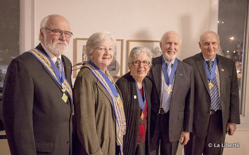 Juste après la remise des insignes à Marie Chaput, symboles qui prouvent son adoubement dans la Compagnie des Cent-Associés. De gauche à droite : Florent Bilodeau, Maria Chaput, Marcelle Forest, Gabriel Forest et Normand Boisvert.
