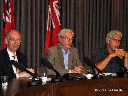 Steve Ashton et Greg Selinger annoncent la construction de deux canaux de dérivation.