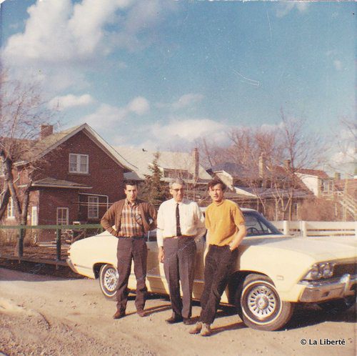 Jean Boisjoli (à droite) avec son père André (au centre) et son frère Louis (à gauche) dans la cour arrière du domicile familial rue Deschambault en 1968. En médaillon : un égoportrait de Jean Boisjoli à Montréal.