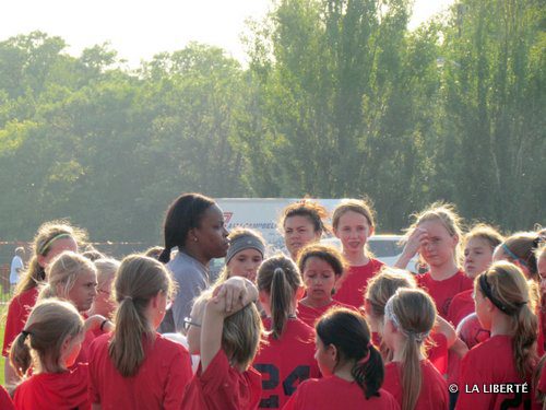 Danesha Adams, une ancienne joueuse de l’équipe nationale américaine, mène un entraînement du club Bonivital.