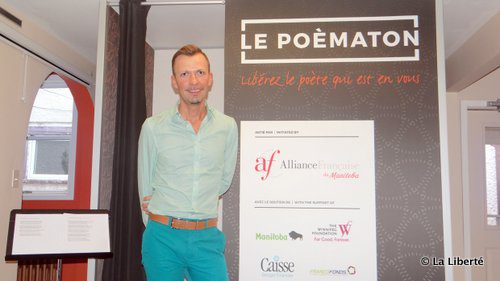 Emmanuel Bottiau devant le poèmaton, un projet permettant à chacun de se filmer en disant un poème.