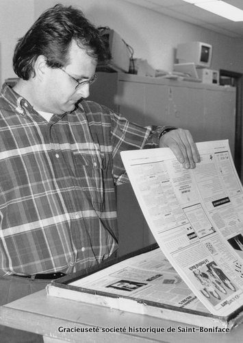En septembre 1996, Marc-Éric Bouchard venait d’arriver au Manitoba et à La Liberté. Sur la photo, le futur chroniqueur sportif de Radio-Canada examine une maquette du journal.