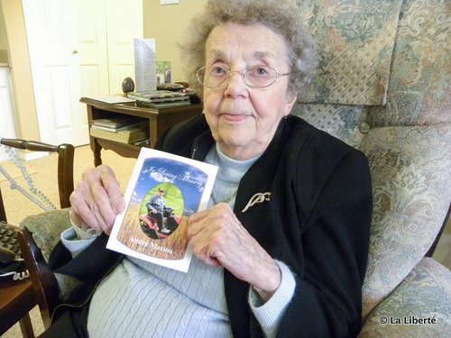 Marie-Ange Boulet, avec la carte mortuaire de son frère André. Pour sa part, elle continue sur le chemin que la vie lui accorde. « À 100 ans, on se laisse vivre. À 103 ans, on se laisse vivre encore plus. Ça veut dire prier, prier beaucoup, manger de la bonne nourriture, rire beaucoup, avoir des amis et des amies aimables, conter des histoires qui sont arrivées dans nos vies, lire des livres et les journaux, comme le Free Press et La Liberté. »