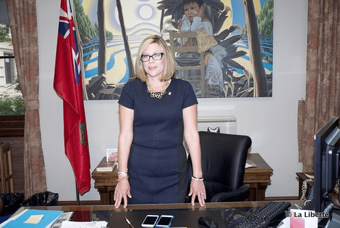 Rochelle Squires : « En veillant à l’épanouissement de la franco pho - nie, nous veillons à l’épanouis - sement de tous les Manitobains. Plus je me bilinguise, plus j’en suis convaincue. »