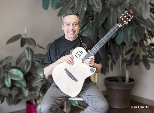 Marco Castillo, installé à Winnipeg depuis plus de 10 ans, est né avec une guitare entre les mains.