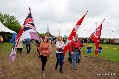 Marie-Eve Presber, Lisa Savoie et Frédéric Presber lors du défilé de la cérémonie d’ouverture du Grand rassemblement métis. Visitez la page Facebook de La Liberté pour voir d’autres photos de la fête.