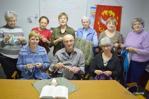 Le groupe Châles de compassion de la Paroisse Saints-Martyrs-Canadiens. De gauche à droite : Agnès Préfontaine, Ginette Roy, Florence Bourgouin, Hélène Fontaine, Omer Fontaine, Lucille Blanchette, Isabelle Garand, Danielle Collette et Yvette Charrière. Absentes de la photo : Jacqueline Côté, Lynne Demarcke, Colette Préfontaine et Rosemarie Proteau.