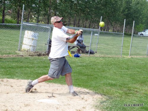 Réal Chabbert fait de son mieux pour augmenter le pointage de l’équipe Chabbert, le 19 juillet dernier, lors du tournoi de balle-molle du Festival d’été Cheyenne, qui avait lieu à Sainte-Agathe.