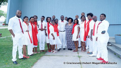 La plupart des membres de la chorale des jeunes de Saint-Kizito. De gauche à droite: Chance Basilwango, Alice Michelle, Noella Inyange, Cindy Dusabenyagasani, Raymond Irankunda, Consolee Umuhoza, Valentine Niyindengera, Deogratias Amani, Clementine Mukamana, Hubert Basilwango, Joanna Mason (présidente de la communauté paroissiale), Immaculee Iramfasha, Hubert Akilimali, Epiphanie Uwamahoro, Roger Habimana, Marie Magdeleine Uwimbabazi, Pacifique Muhire, Yves Ngendahimana.