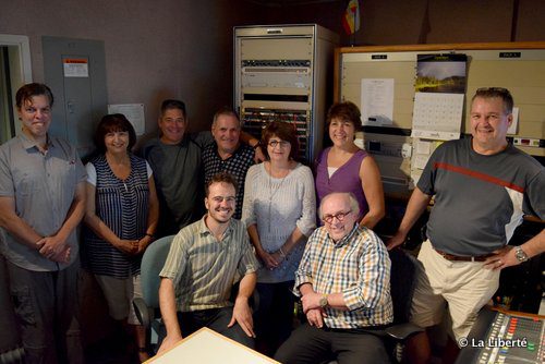 Pour sa dernière émission, Robert Boucher a dû accepter la surprise de la visite de quelques amis radio-canadiens. De gauche à droite : François Tremblay, Suzanne Kennelly, Marc d’Eschambault, Guy Noël, Colombe Fortin, Joanne Lussier-Demers, Marc Demers. Assis : l’animateur des Samedis du Monde, Arnaud Decroix, et Robert Boucher.