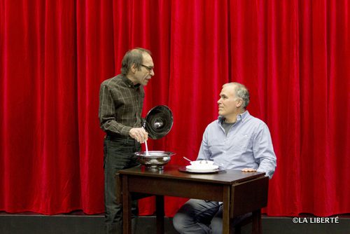 Les comédiens Charles Leblanc (à gauche) et Alain Jacques (à droite) répètent une scène de la pièce Théâtre sans animaux.