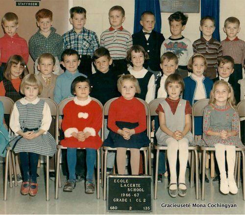 Année scolaire 1966-1967, école Lacerte, Parc Windsor. Une partie de la classe de Mme Guillou. Mona Cochingyan est assise à la première rangée, la deuxième à partir de la gauche.
