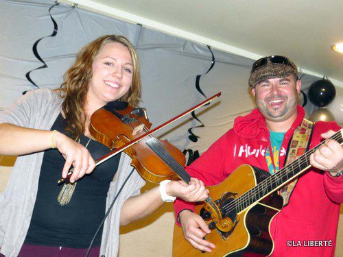 La violoniste Sylvie Dion accompagne l’auteur-compositeur-interprète, André Lacroix, lors du gala Souper et Boîte à chansons, qui a eu lieu le 25 octobre dernier, à Saint-Claude.