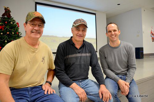 Les chasseurs Roland Bruce, Gérard Bruce et le producteur Patrick Clément de la compagnie Manito Média.