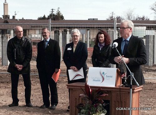 Le président du comité de construction, René Comte, le docteur Denis Fortier, la directrice de l’ORS de Santé Sud, Kathy McPhail, la ministre de la Santé, Sharon Blady, et le premier ministre, Greg Selinger, le 11 mai dernier à Notre-Dame-de-Lourdes.