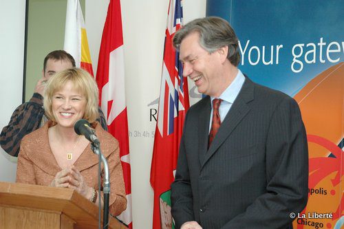 Mariette Mulaire, avec l’ancien Premier ministre du Manitoba, Gary Doer, en 2005.