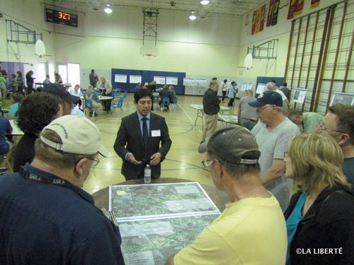 Le gérant de la circulation du département des travaux publics de la Ville de Winnipeg, Luis Escobar, discute des différentes options pour le réaménagement du carrefour Marion et Archibald lors de la consultation publique tenue le 12 juin dernier.