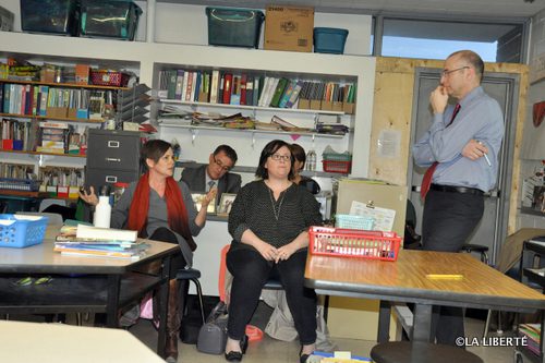 Deux membres du comité scolaire de l’école Taché, Danielle Sturk et Melina Elliott, en dialogue avec le directeur général de la DSFM, Alain Laberge, lors de la consultation publique tenue le 12 mars à l’école Taché. En arrière-plan, Marco Ratté, le directeur général adjoint de la DSFM.