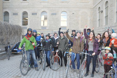 De gauche à droite : Eric Gosselin, (fondateur), Jérémie Gosselin (fondateur) avec son fils Perrin, Chantal Sorin, Manon Gueno, Isabelle Raymond, Joseph Péloquin, Mona Moquin, Jean-Nicolas Potvin Côté, Stéphane Oystryk, Colin Sibilleau, Julie Gauvin, (fondatrice), Erika Morin-Nett, Bass Bagayogo, Janelle Delorme, (fondatrice), Mélonai Littmann, Janine-Annette Littmann avec Elsie et Louis Littmann- Raymond et Renée Saurette. Tous étaient rassemblés sur le futur site de la Coop Vélo-Cité à l’Université de Saint-Boniface.