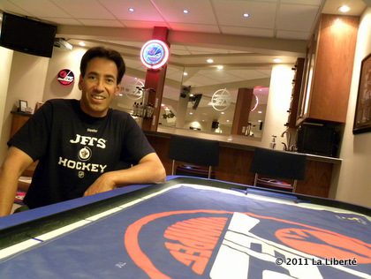 Hockey Jacques Courcelles a décoré son sous-sol à l’effigie des Jets.