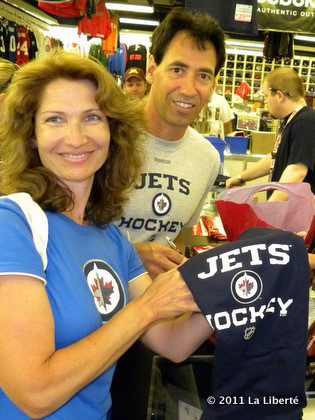 Jacques Courcelles et son épouse Nadine magasinent pour des souvenirs des Jets de Winnipeg.