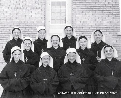 Des religieuses à Saint-Adolphe, portant l’ancien habit des Filles de la Croix.
